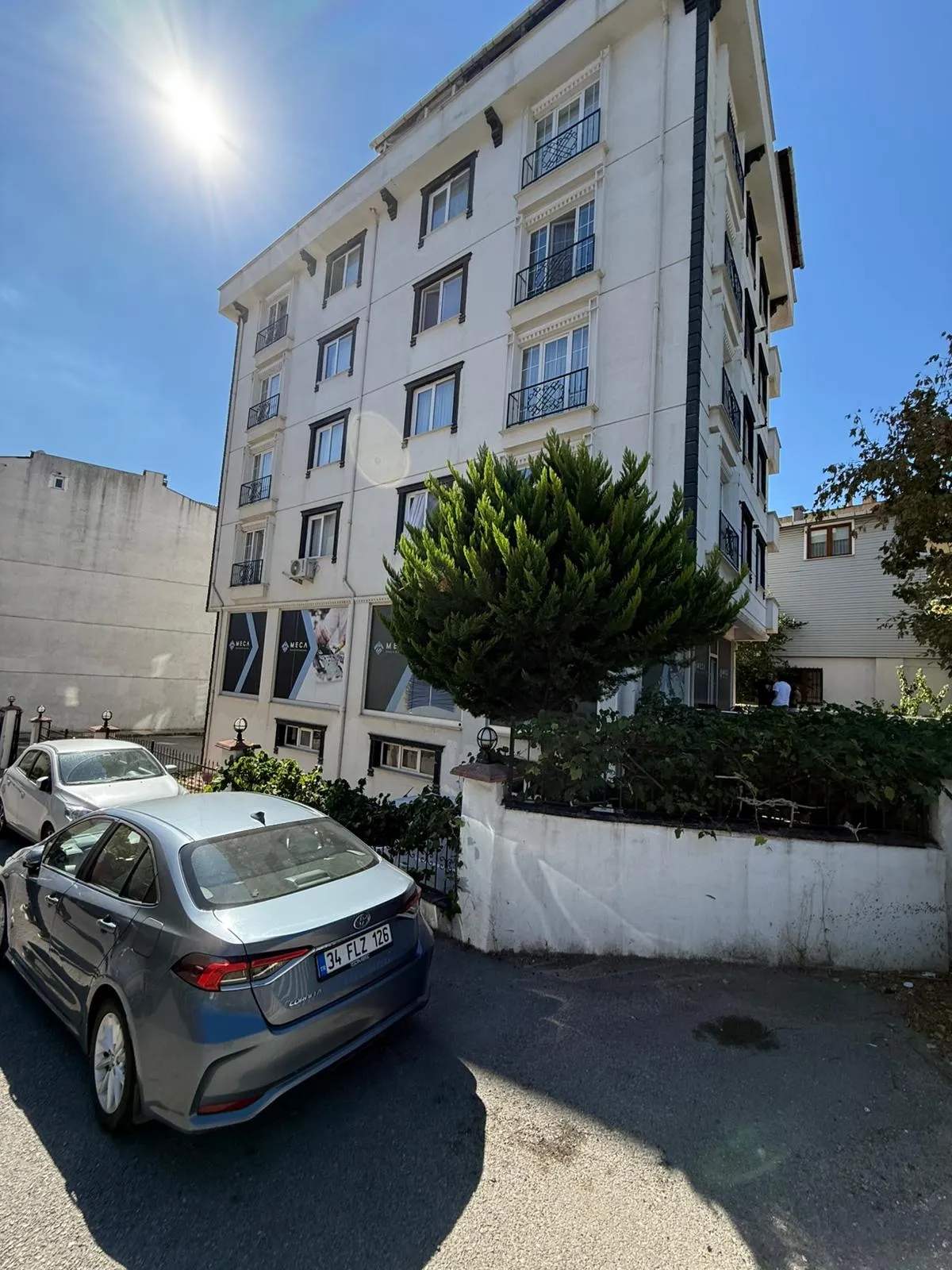 YAKACIK VATANSEVER CADDESİ'NDE SATILIK DÜZ AYAK DEPOLU DÜKKAN